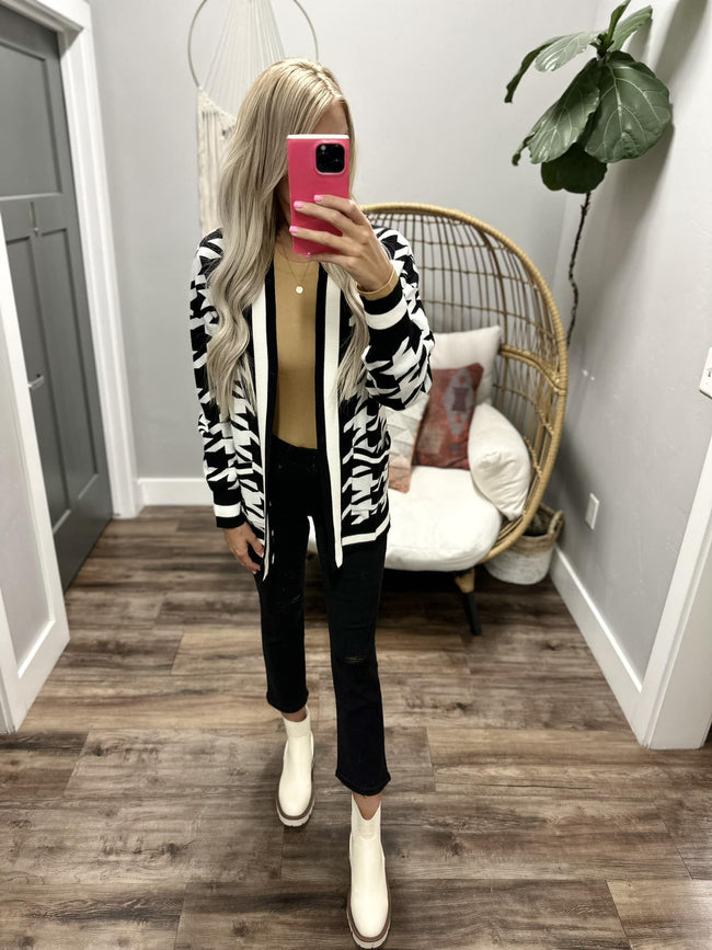 HOUNDSTOOTH BLACK AND WHITE CARDIGAN
