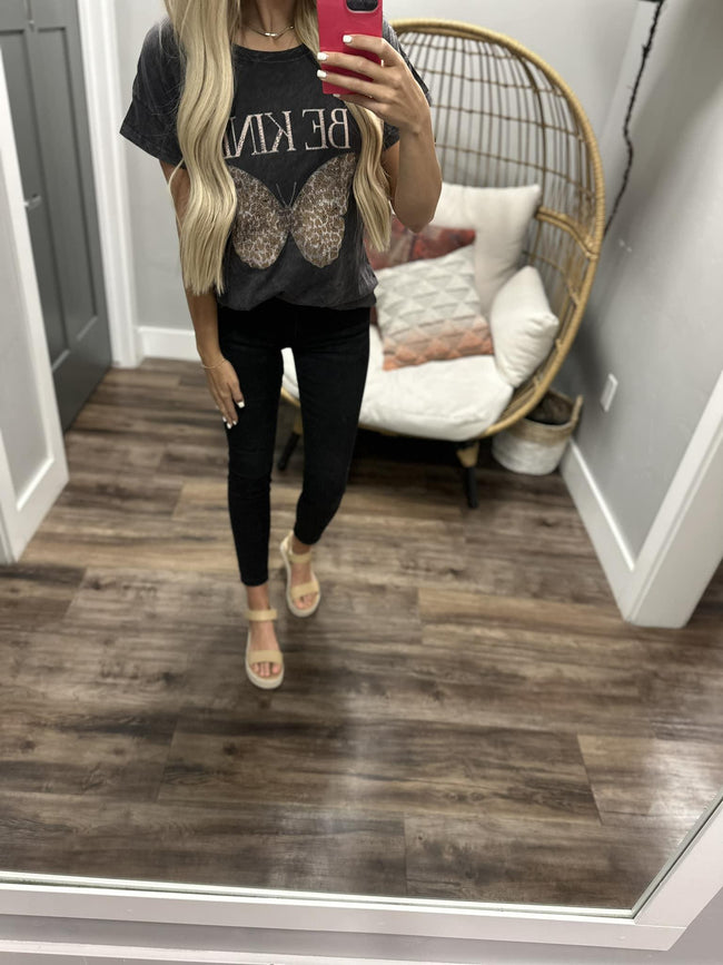 WASHED BLACK BE KIND BUTTERFLY TEE