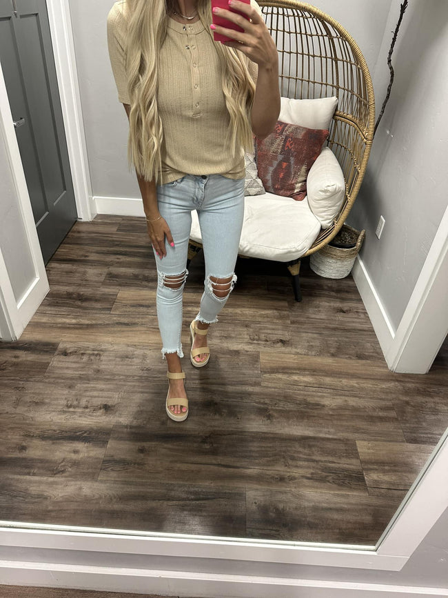 TAUPE RIBBED SNAP HENLEY