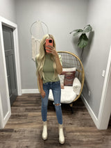 SCOTTIE OLIVE TEXTURE LETTUCE RUFFLE SHORT SLEEVE TOP
