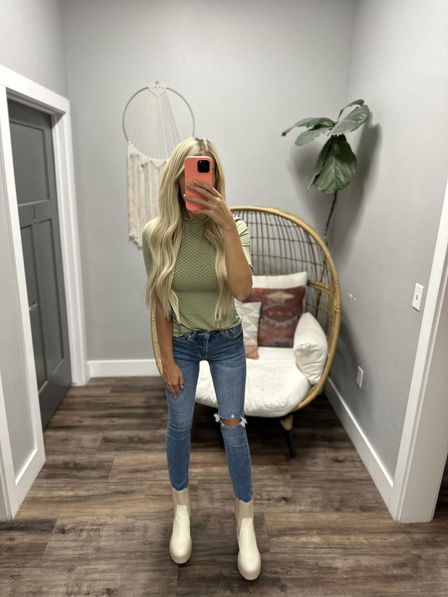 SCOTTIE OLIVE TEXTURE LETTUCE RUFFLE SHORT SLEEVE TOP