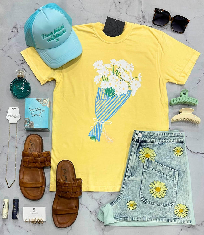 PALE YELLOW FLOWER BOUQUET GRAPHIC TEE