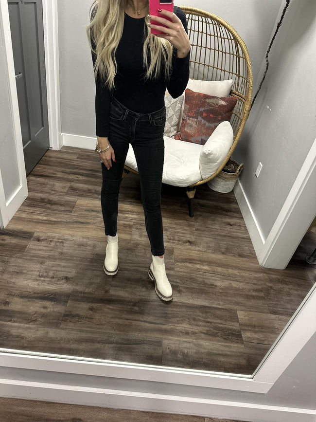 WHO AM I SMOOTH BLACK BASIC LONG SLEEVE TOP