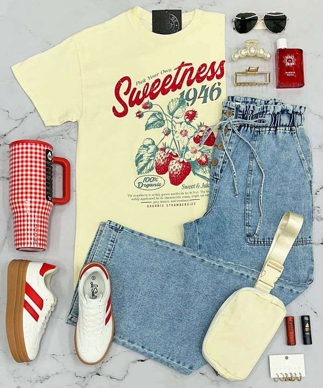 STRAWBERRY SWEETNESS GRAPHIC TEE