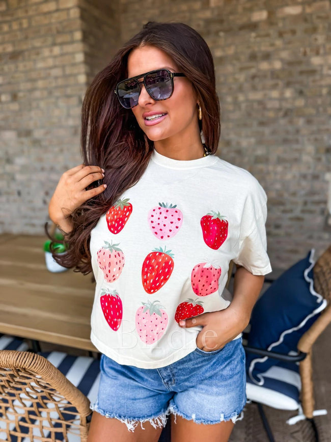 CREAM STRAWBERRY GRAPHIC TEE