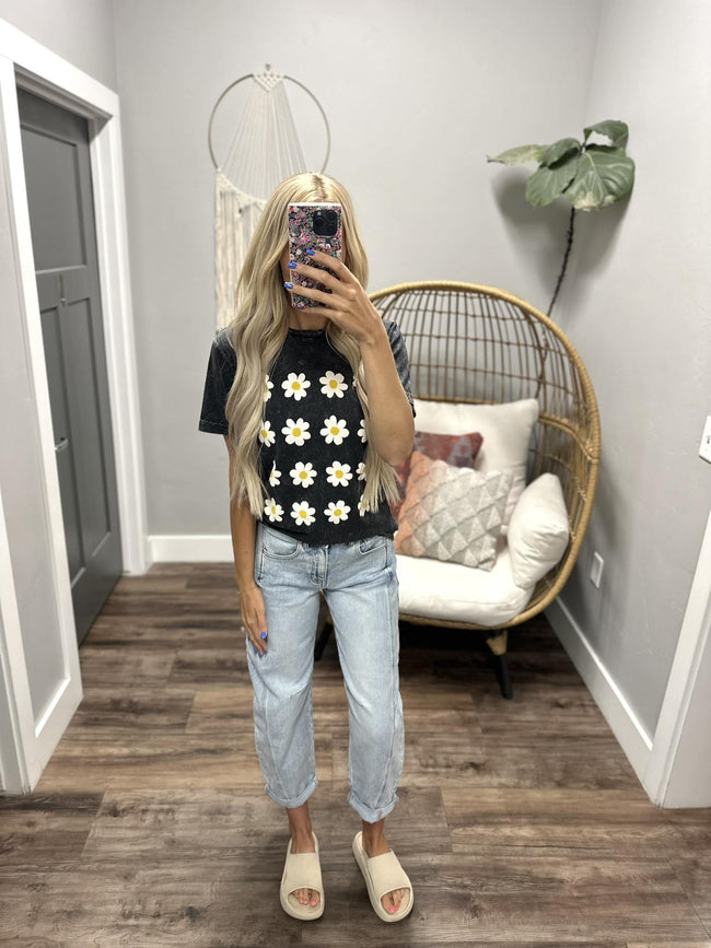 BLACK WASHED DAISY GRAPHIC TEE