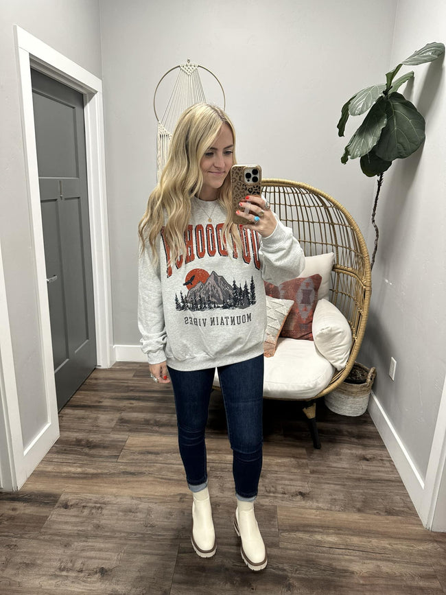 HEATHER GREY OUTDOORSY MOUNTAIN VIBES CREW