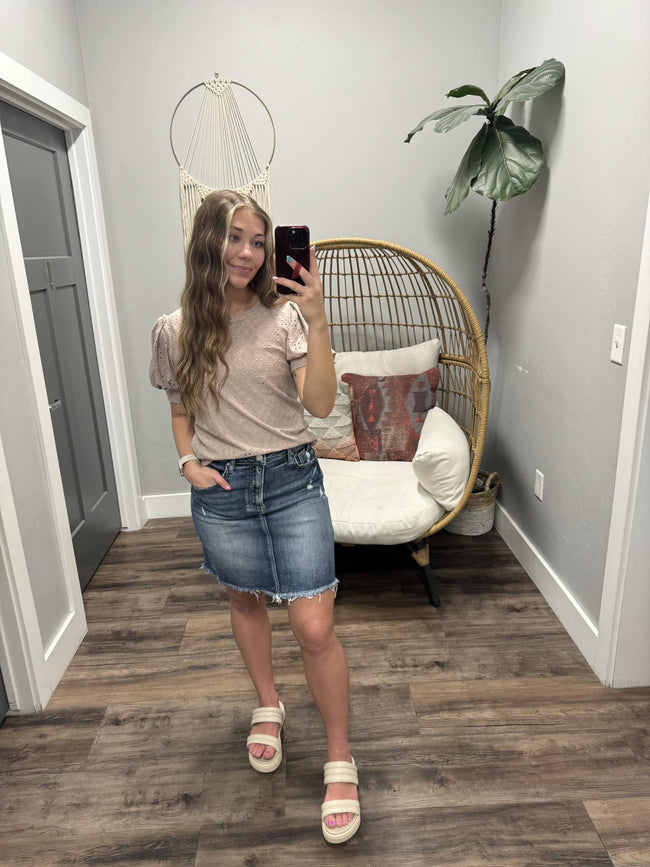 DAISY MOCHA EYELET SHORT SLEEVE BLOUSE