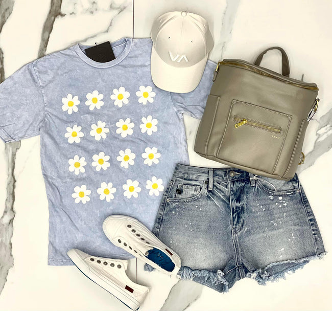 BLUE WASHED DAISY GRAPHIC TEE