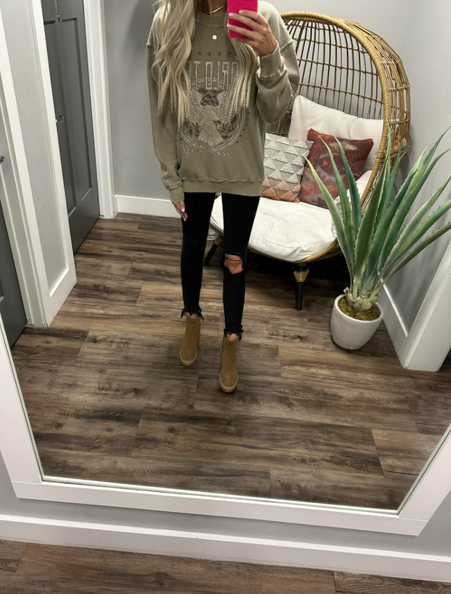 TAUPE RIBBED WORLD TOUR CREW SWEATER