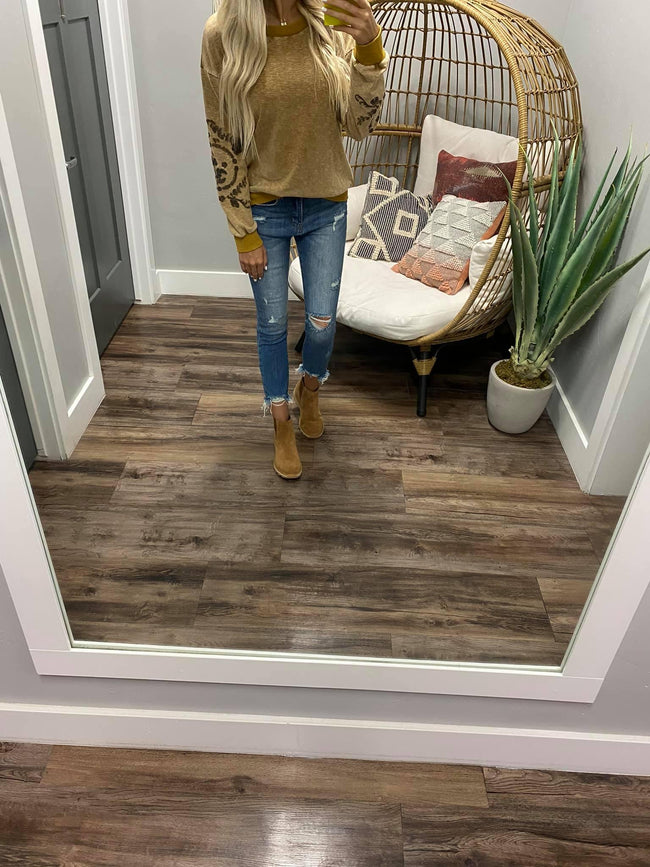 WASHED MUSTARD EMBROIDERED CREW SWEATER