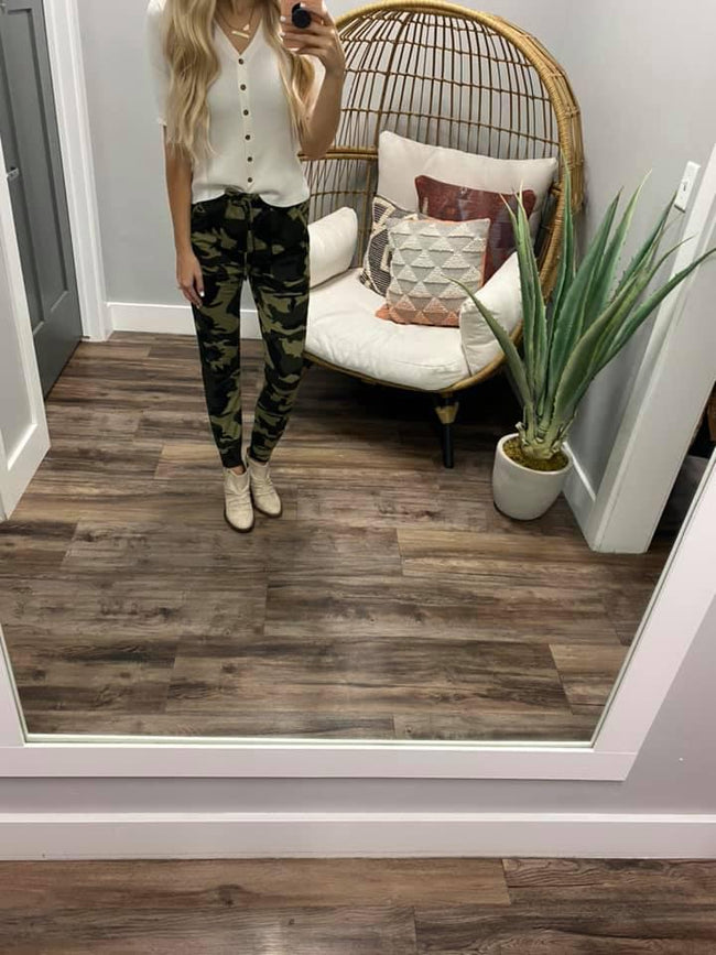 CREAM BUTTON SWEATER TOP