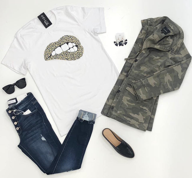 WHITE LEOPARD MOUTH TEE