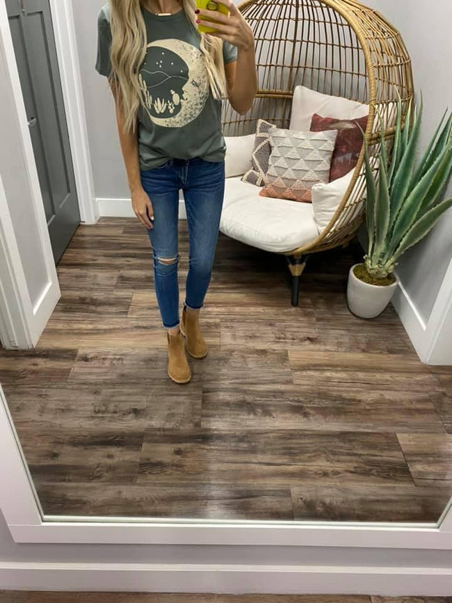 OLIVE DESERT MOON GRAPHIC TEE