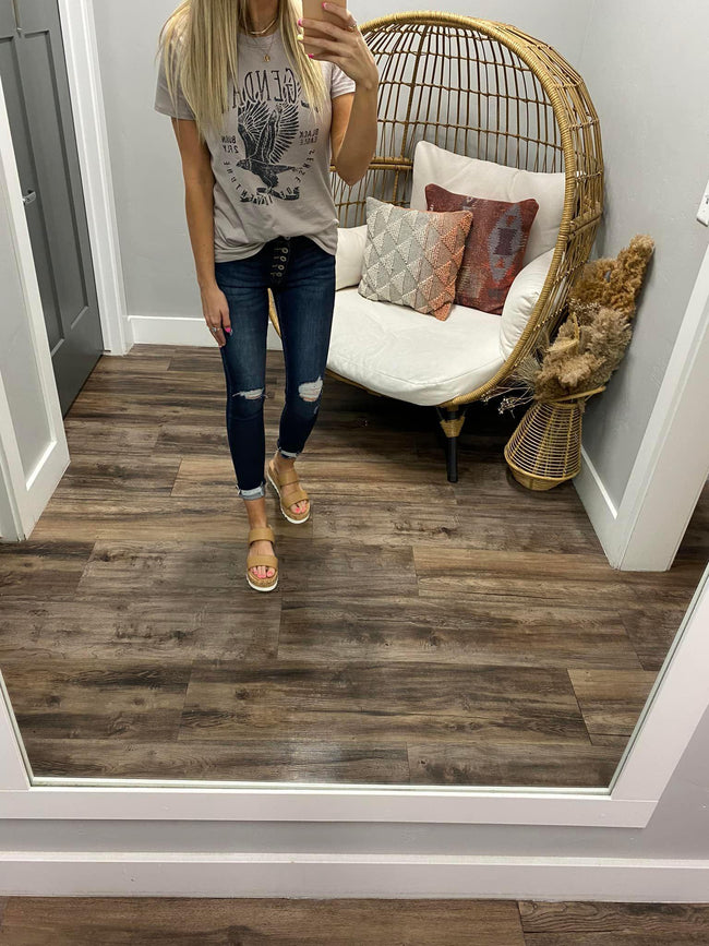 TAUPE LEGENDARY GRAPHIC TEE
