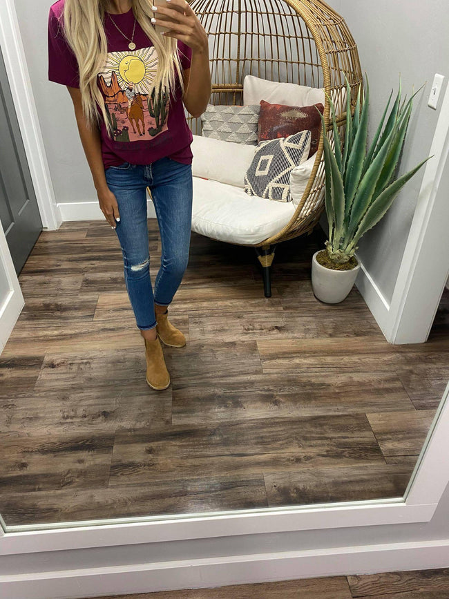 DESERT RIDER PLUM WRANGLER GRAPHIC TEE