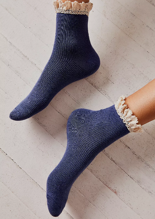 NAVY FREE PEOPLE BELOVED WAFFLE KNIT ANKLE SOCKS
