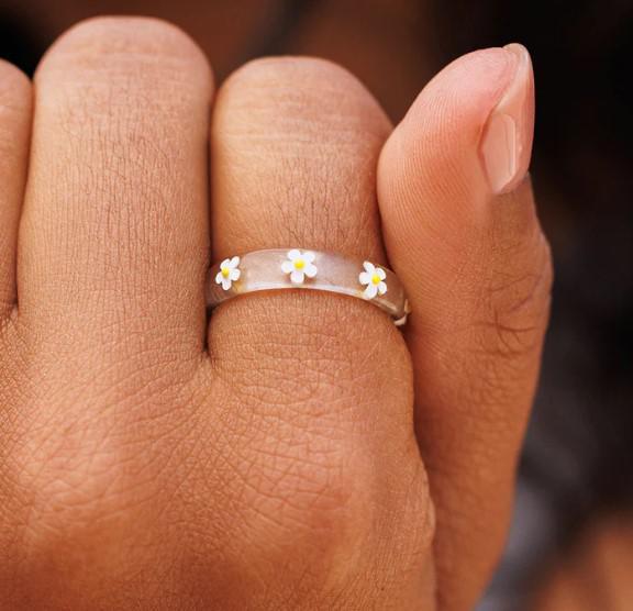 PURAVIDA DAISY RESIN RING