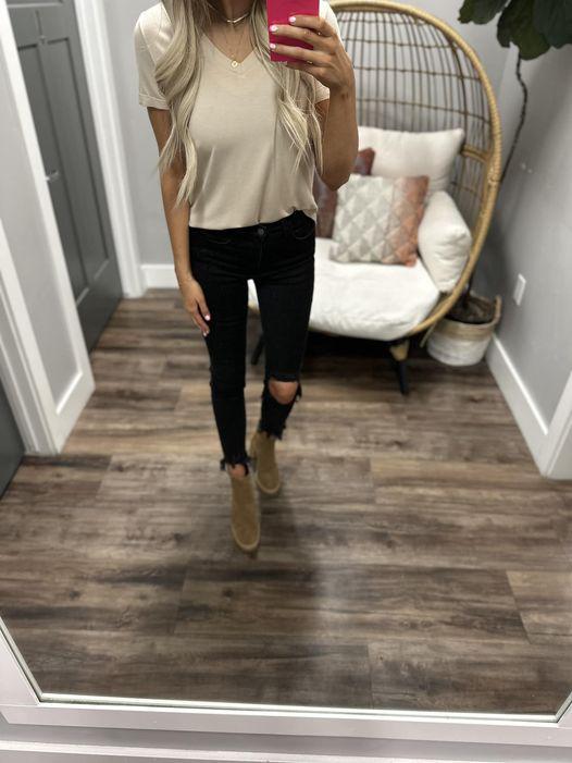 GINNY ALMOND SLIGHT V BASIC TEE