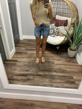 MEDIUM FRAY BOTTOM SHORTS