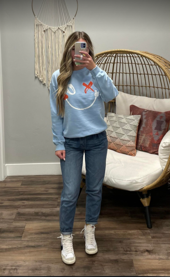 BLUE SMILEY XOXO CREW SWEATER