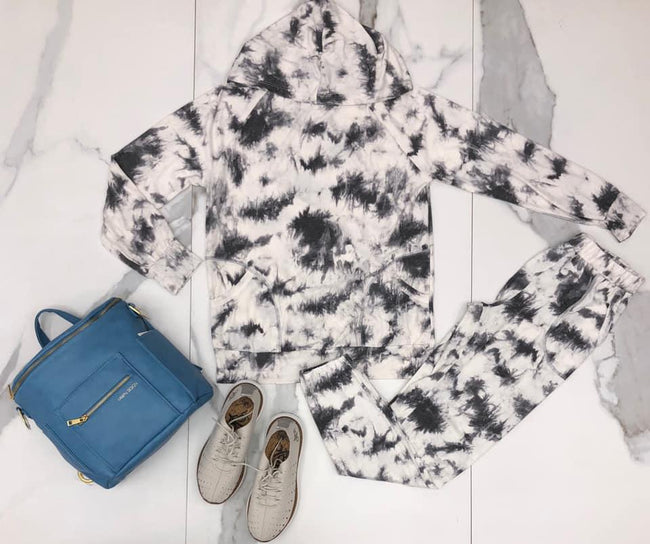 BLACK AND WHITE TIE DYE TOP