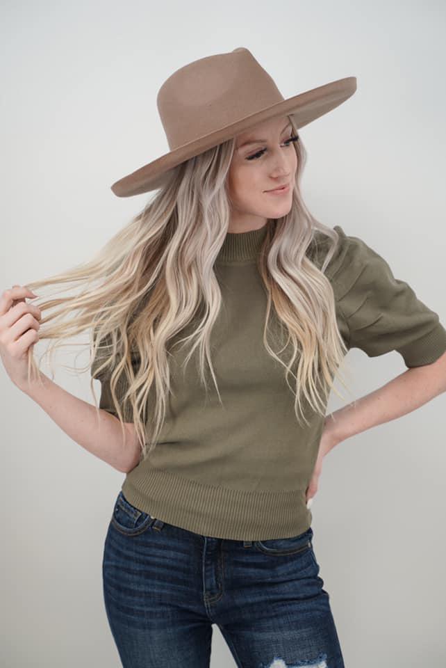 OLIVE RUCHED ARM TOP