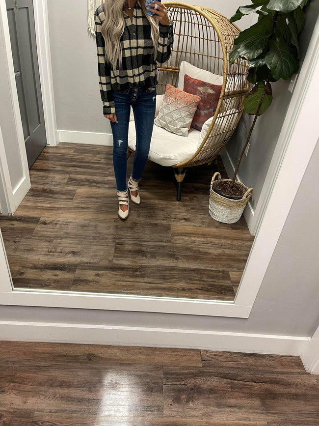 HAL BLACK AND CREAM BUTTON UP PLAID TOP